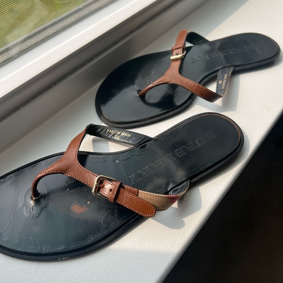 Flip flops in iconic Burberry pattern,,good used condition comfortable - Picture 2 of 3